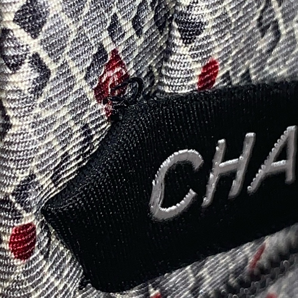 ꧁༒☬𝓡𝓮𝓼𝓮𝓻𝓿𝓮𝓭☬༒꧂
Please do not purchase! CHANEL SILVER 100% SILK LOGO TIE - Picture 8 of 15